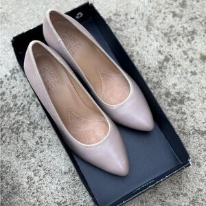 Naturalized Women's Beige Pumps